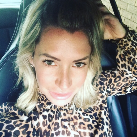 Meet your Posher, Nicole - Picture 2 of 2